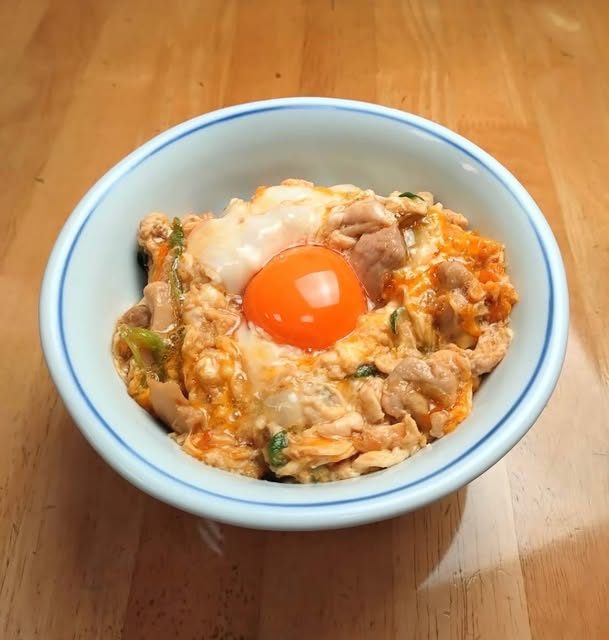 卵黄をのせた鳥喜多本店の親子丼