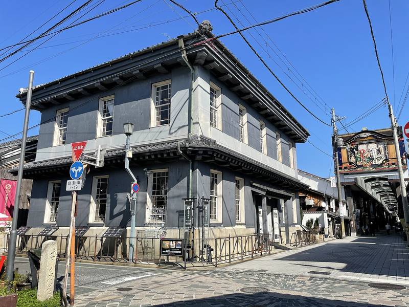 長浜市の黒壁スクエア、黒い壁の洋風建築が建つ通りの角